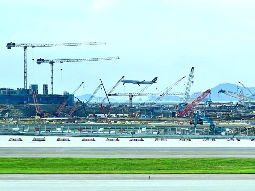 2023年6月10日、香港国際空港第3滑走路付属工事の施工現場では、作業が次々に進められ、活気あふれる様子が見られた。（撮影・劉吉利/人民図片）