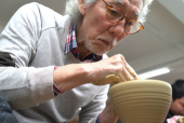 中国の陶磁器の街で１４年　陶芸家の水出勝さん