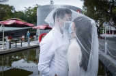完成结婚登记的年轻夫妻在深圳市南山区民政局婚姻登记处前留影.jpg