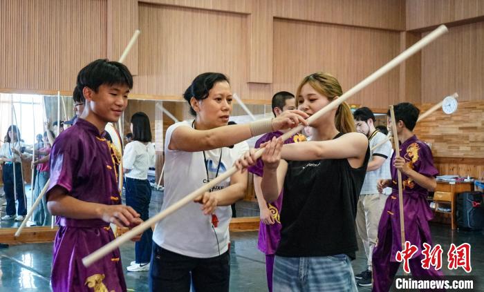 中国武術を体験する日本の若者（7月22日撮影・蒋豊慧）。