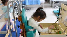 ウズベキスタンの幼い姉妹が新疆の病院で治療を