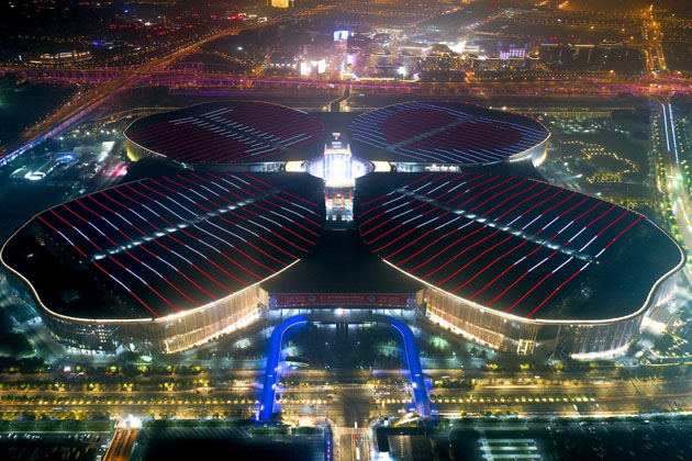 夜の上海に光放つ国家会議・展示センター