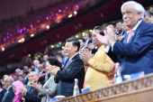 習近平主席夫妻が各国首脳夫妻とアジア文化カーニバルに出席