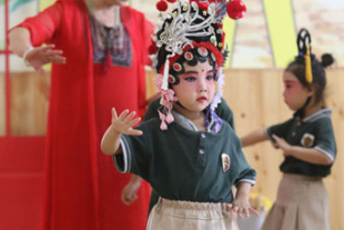 河北省井陘県　地方劇を体験する子供たち