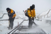 新疆ウイグル自治区　暴風雪から鉄道を守る修理チーム.jpg