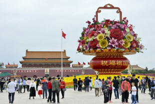 国慶節を祝う花かご型オブジェが登場　北京市