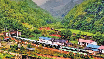 四川省涼山彝（イ）族自治州喜徳県で、成昆鉄道の沙馬拉達トンネルを通過する列車。（撮影と報道・宋豪新、熊笠）