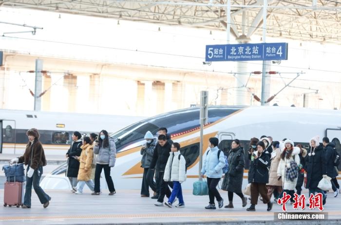 1月13日、北京北駅のホームを歩く旅客。撮影・賈天勇