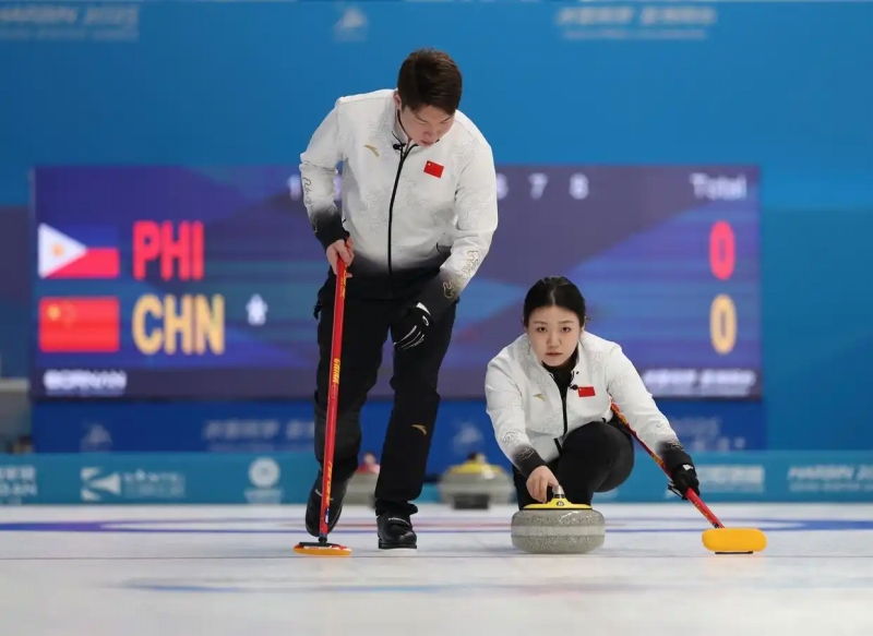 試合中の中国の韓雨（写真右）/王智宇ペア（2月8日撮影・胡星宇）。