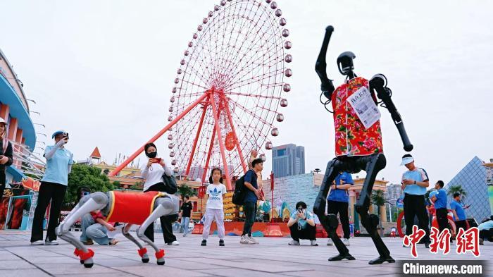 「メーデー」連休初日、長沙「世界の窓」観光地ではロボットやロボット犬が導入され、観光客と交流した。（画像提供：同景勝地）