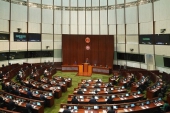 香港特区第7期立法会が初会議　国章と区章が同時に掲げられる